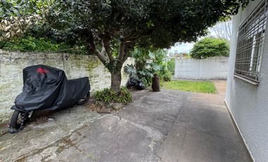 VENTA CASA CON PARQUE EN BANFIELD