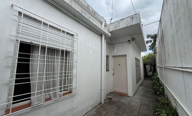 VENTA CASA CON PARQUE EN BANFIELD