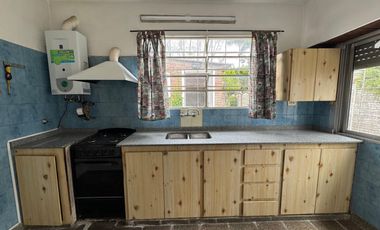 VENTA CASA CON PARQUE EN BANFIELD