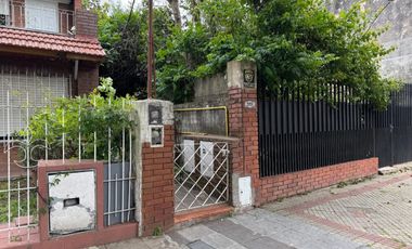 VENTA CASA CON PARQUE EN BANFIELD