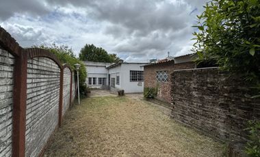 VENTA CASA CON PARQUE EN BANFIELD