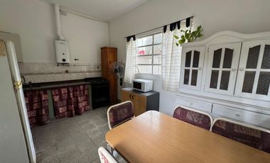 VENTA CASA CON PARQUE EN BANFIELD