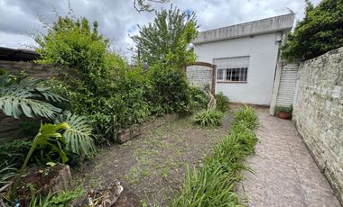 VENTA CASA CON PARQUE EN BANFIELD