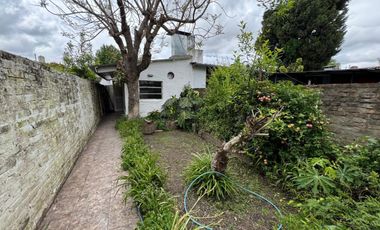 VENTA CASA CON PARQUE EN BANFIELD