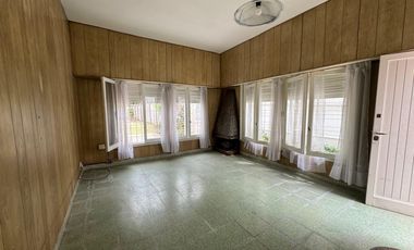 VENTA CASA CON PARQUE EN BANFIELD