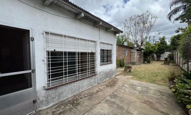 VENTA CASA CON PARQUE EN BANFIELD