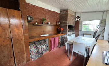 VENTA CASA CON PARQUE EN BANFIELD