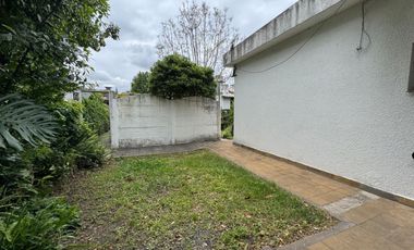 VENTA CASA CON PARQUE EN BANFIELD
