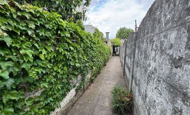 VENTA CASA CON PARQUE EN BANFIELD