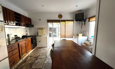 VENTA CASA  5 AMB CON PILETA  REMEDIOS DE ESCALADA