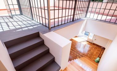 PH Belgrano s/expensas.1er piso. 2 dptos independientes. Terrazas. 8 ambientes. Reciclado. Estrenar.