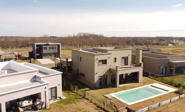 ALQUILER ANUAL  - CASA - BARRIO CERRADO SAN SEBASTIAN- PILAR- A LA LAGUNA