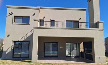 ALQUILER ANUAL  - CASA - BARRIO CERRADO SAN SEBASTIAN- PILAR- A LA LAGUNA