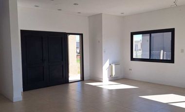 ALQUILER ANUAL  - CASA - BARRIO CERRADO SAN SEBASTIAN- PILAR- A LA LAGUNA