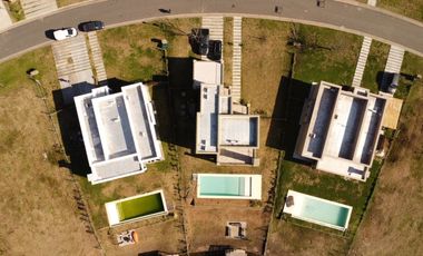 ALQUILER ANUAL  - CASA - BARRIO CERRADO SAN SEBASTIAN- PILAR- A LA LAGUNA