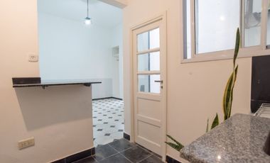 Monoambiente con patio en PB y bajas expensas.