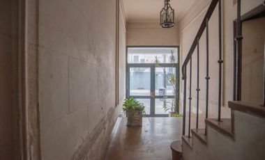 Monoambiente con patio en PB y bajas expensas.