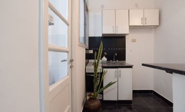 Monoambiente con patio en PB y bajas expensas.