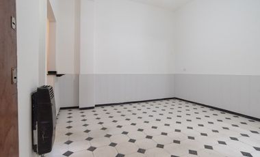 Monoambiente con patio en PB y bajas expensas.
