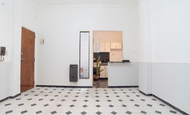 Monoambiente con patio en PB y bajas expensas.