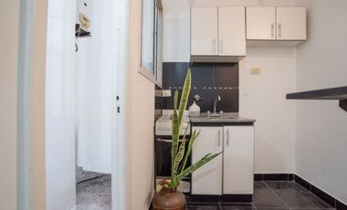 Monoambiente con patio en PB y bajas expensas.