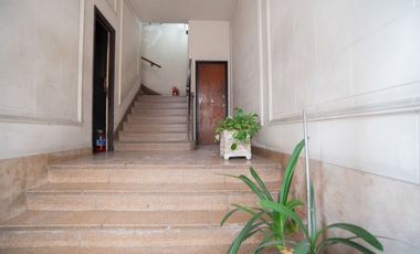 Monoambiente con patio en PB y bajas expensas.