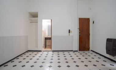 Monoambiente con patio en PB y bajas expensas.