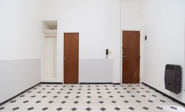 Monoambiente con patio en PB y bajas expensas.