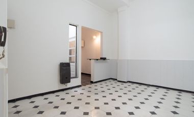 Monoambiente con patio en PB y bajas expensas.