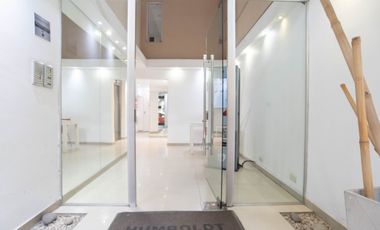 Monoambiente tipo estudio con balcón aterrazado y pileta.