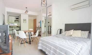 Monoambiente tipo estudio con balcón aterrazado y pileta.