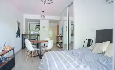 Monoambiente tipo estudio con balcón aterrazado y pileta.