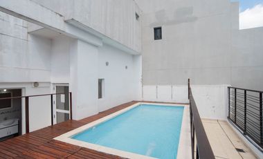 Monoambiente tipo estudio con balcón aterrazado y pileta.