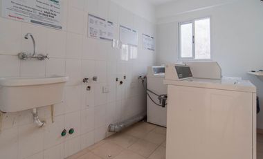 Monoambiente tipo estudio con balcón aterrazado y pileta.