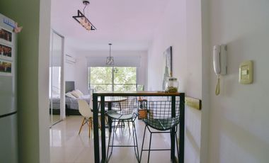 Monoambiente tipo estudio con balcón aterrazado y pileta.
