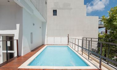 Monoambiente tipo estudio con balcón aterrazado y pileta.
