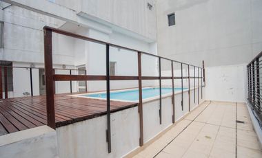 Monoambiente tipo estudio con balcón aterrazado y pileta.
