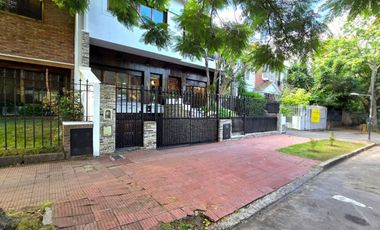VENTA CASA MARTINEZ 8 AMBIENTES PILETA COCHERAS