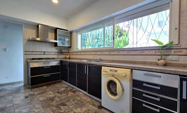VENTA CASA MARTINEZ 8 AMBIENTES PILETA COCHERAS