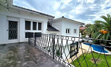 VENTA CASA MARTINEZ 8 AMBIENTES PILETA COCHERAS