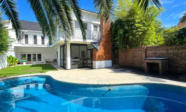 VENTA CASA MARTINEZ 8 AMBIENTES PILETA COCHERAS