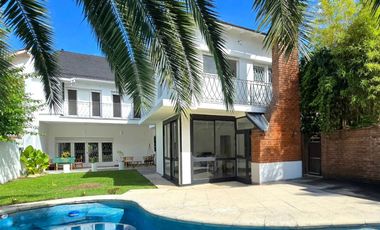 VENTA CASA MARTINEZ 8 AMBIENTES PILETA COCHERAS