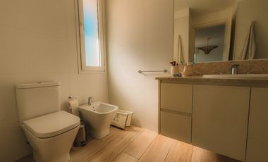 VENTA CASA moderna, casi a estrenar, en Beccar