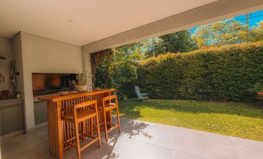 VENTA CASA moderna, casi a estrenar, en Beccar