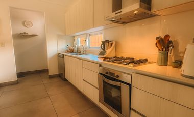 VENTA CASA moderna, casi a estrenar, en Beccar