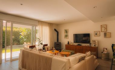 VENTA CASA moderna, casi a estrenar, en Beccar