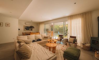 VENTA CASA moderna, casi a estrenar, en Beccar