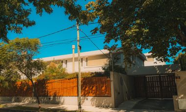 VENTA CASA moderna, casi a estrenar, en Beccar