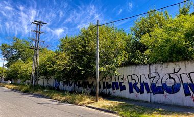 VENTA LOTE LANUS 3000m2 TERRENO CON ARBOLES, SOLIDO MURO Y PORTON