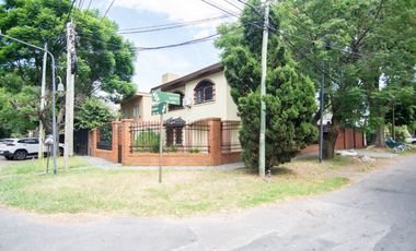 Casa 5 amb c/jardín, cochera, dep. en Don Torcuato